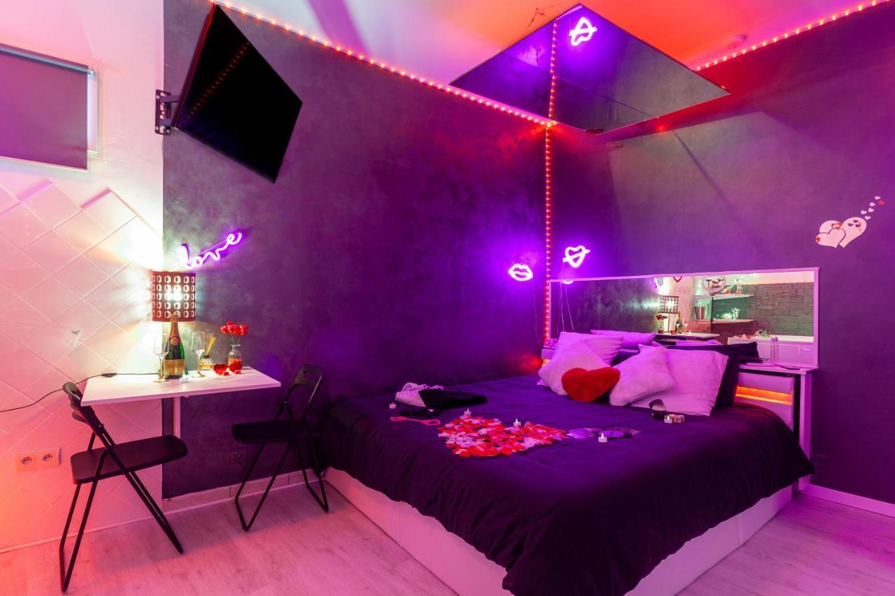 Love Room Avec Balneo Toulon Exterior photo