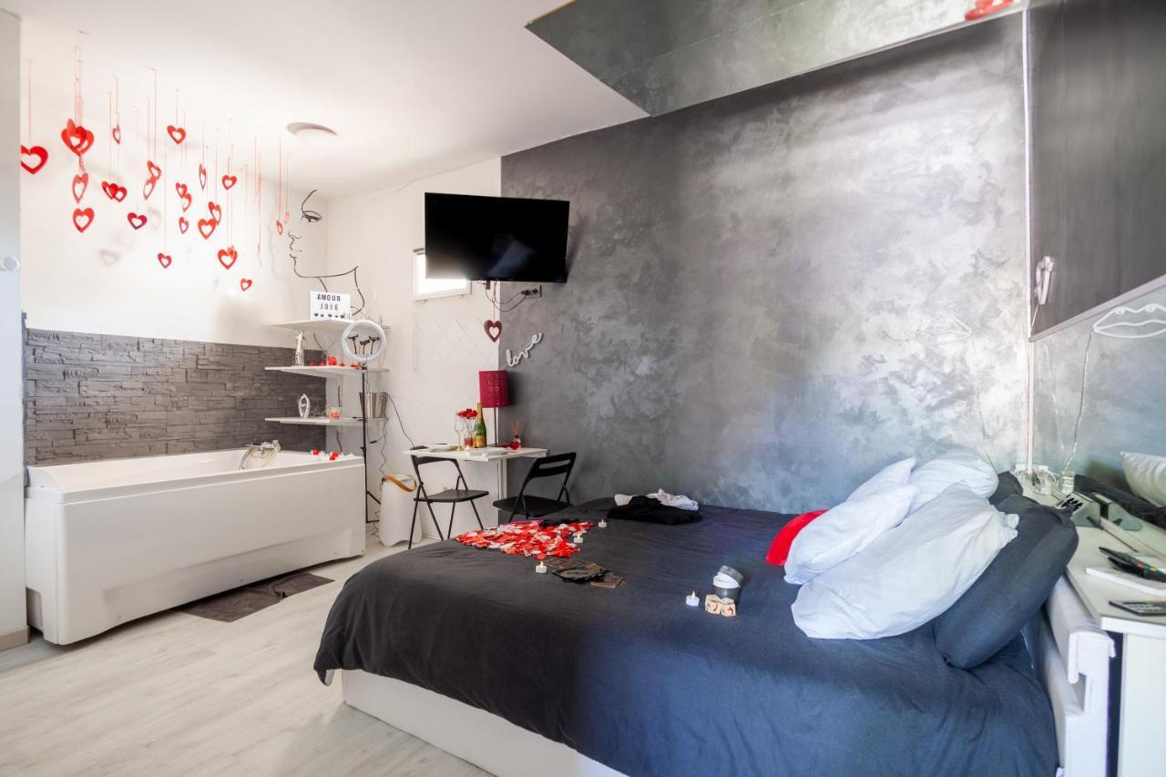Love Room Avec Balneo Toulon Exterior photo